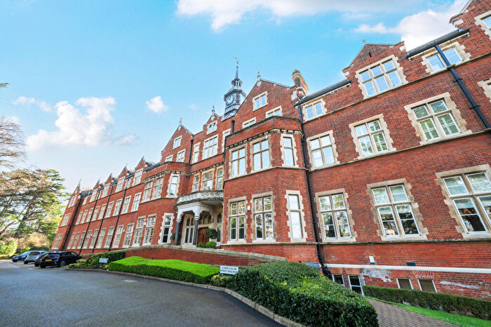 2 Bedroom Flat For Sale In Lavender Close, Leatherhead, KT22