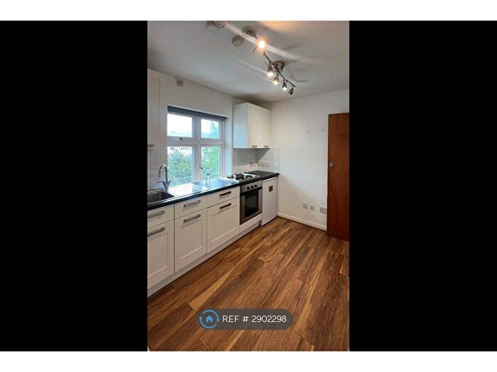 Studio To Rent In Hendon Way, London, NW2