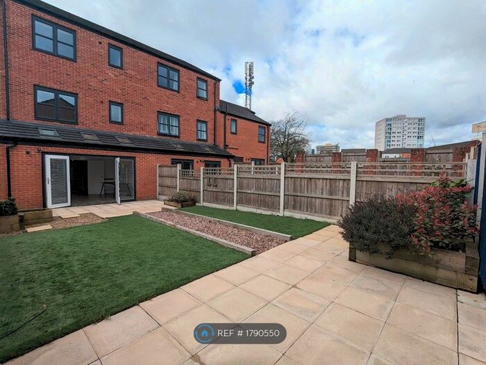 5 Bedroom Semi-Detached House To Rent In Lower Vickers Street, Manchester, M40