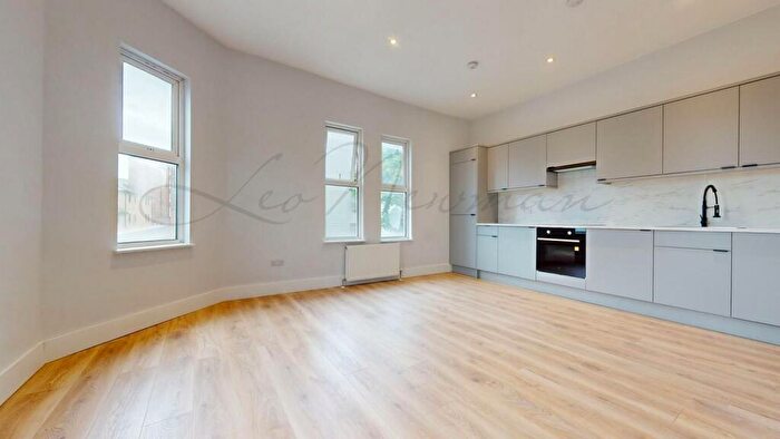 3 Bedroom Maisonette To Rent In Highgate Hill, Highgate, N19