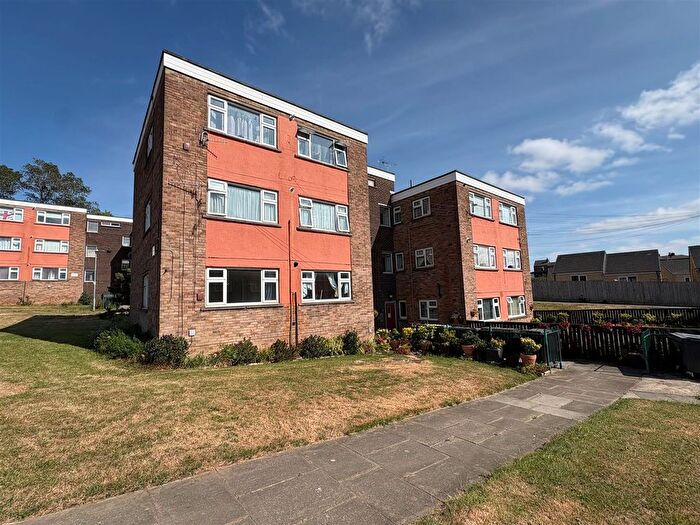 2 Bedroom Flat For Sale In Cardigan Close, Batley, WF17