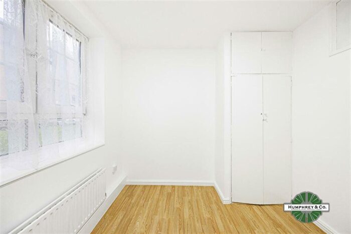 3 Bedroom Flat To Rent In Pinchin Street, E1