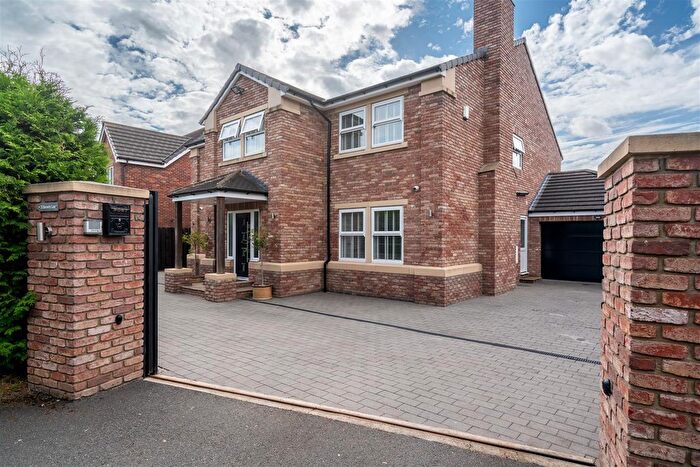 5 Bedroom Detached House For Sale In Barrowby Lane, Leeds, LS15