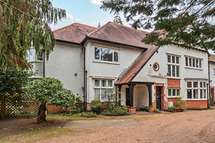 2 Bedroom Maisonette For Sale In Old Woking Road, West Byfleet, KT14