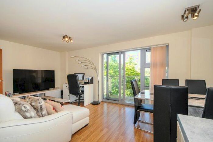 2 Bedroom Flat To Rent In Queen Mary Avenue, London, E18