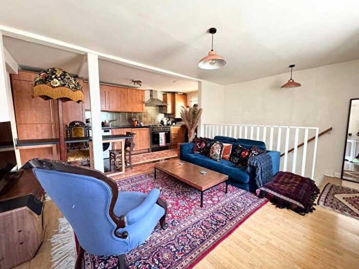 2 Bedroom Flat To Rent In Amhurst Road, Hackney, E8