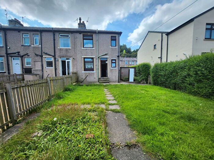 Semi-Detached House To Rent In Carrbottom Avenue, Bradford, BD5