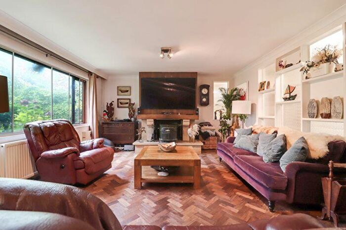 6 Bedroom Detached House For Sale In Broadway Road, Windlesham, GU20