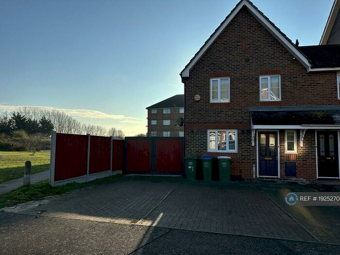 3 Bedroom Semi-Detached House To Rent In Fairway Drive, London, SE28