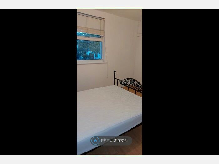 Studio To Rent In Kingsland Road, London, E8