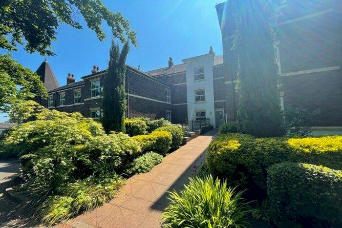 2 Bedroom Flat To Rent In Woolton, Liverpool, L25