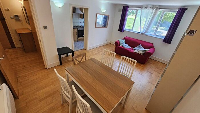 1 Bedroom Flat To Rent In FLAT, Duckett Street, Bedroom ( Available Now), E1