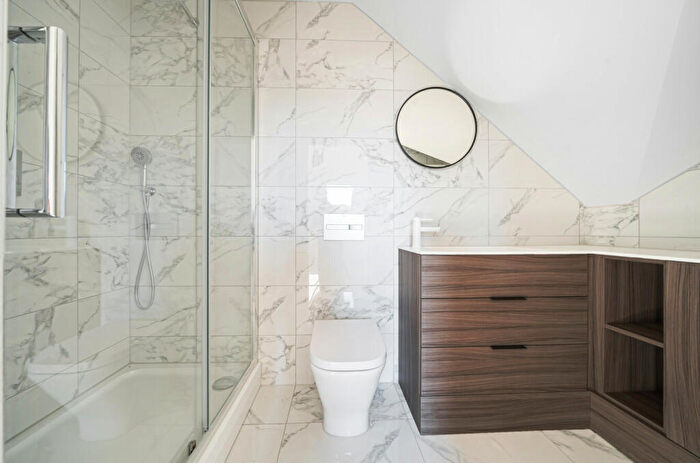 2 Bedroom Flat For Sale In Hyde Street, Winchester, Hampshire, SO23