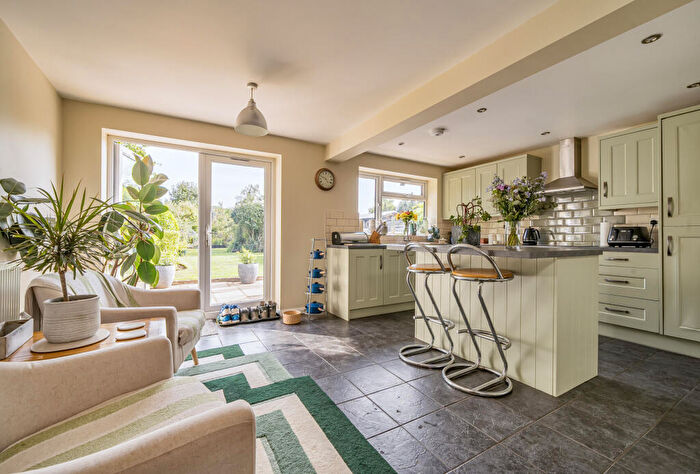 3 Bedroom Semi Detached House For Sale In Eynsham Road, Botley, Oxford, Oxfordshire, OX2