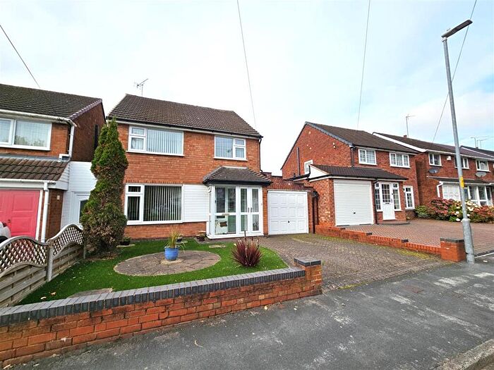 3 Bedroom Detached House To Rent In Beacon Road, Great Barr, Birmingham, West Midlands, B43