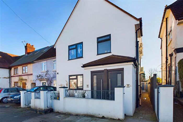 2 Bedroom Flat For Sale In Park Road, London, NW4