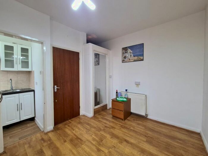 Studio To Rent In Ballards Lane, Finchley, N3