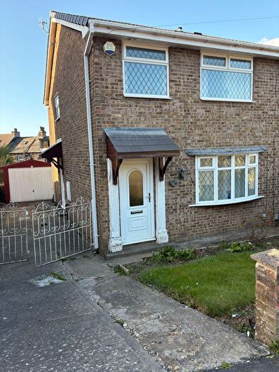 3 Bedroom Semi-Detached House To Rent In Old Road, Bradford, West Yorkshire, BD7