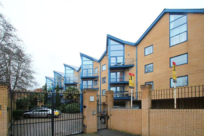 2 Bedroom Flat To Rent In St James Court, Edison Road, Bromley, BR2