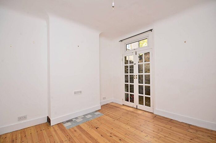 2 Bedroom Maisonette To Rent In Khartoum Road, Tooting, London, SW17