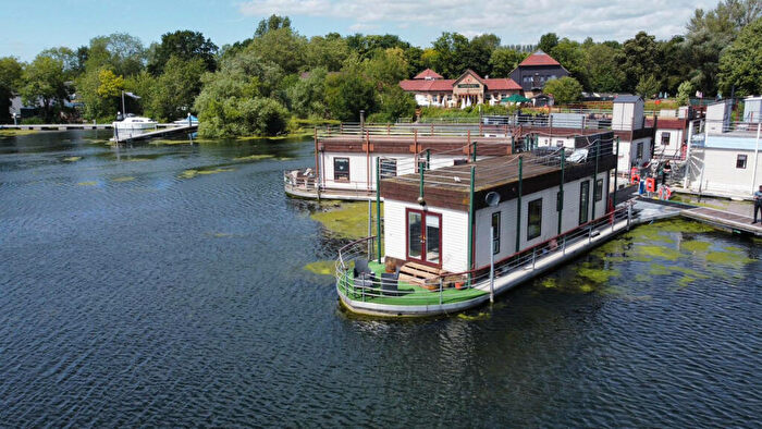 2 Bedroom House Boat For Sale In Marina View, Hartford, PE28