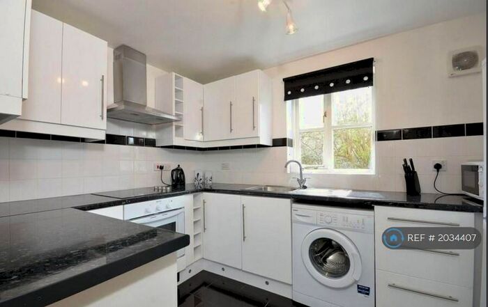 1 Bedroom Flat To Rent In Donald Woods Gardens, Surbiton, KT5