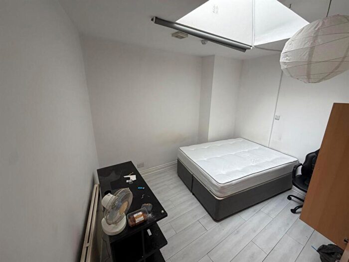 5 Bedroom Flat To Rent In Wilmslow Road, Manchester, M14