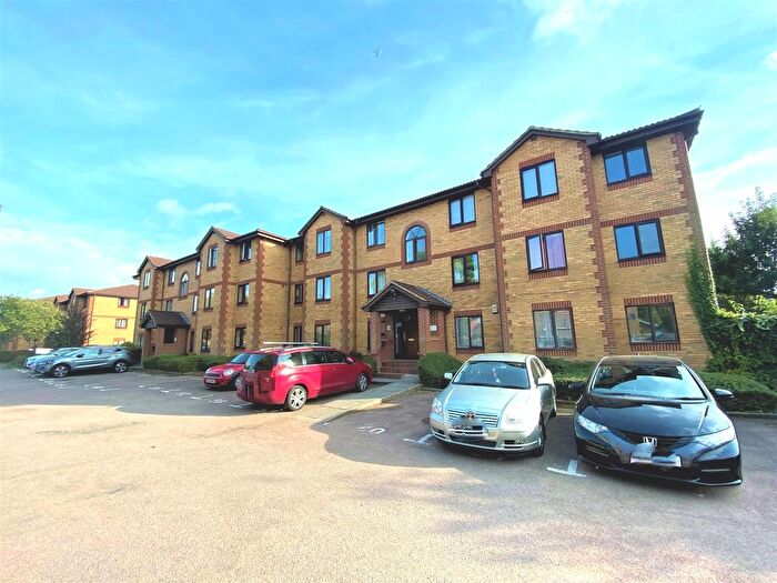 2 Bedroom Flat To Rent In Kinnaird Close, Burnham, Slough, Buckinghamshire, SL1