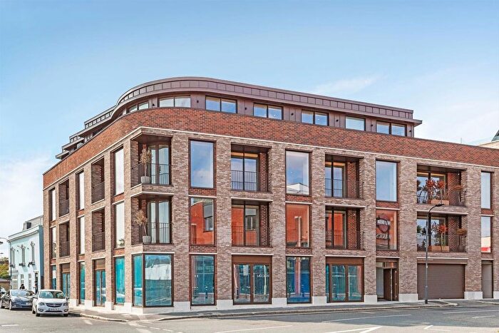 3 Bedroom Flat To Rent In Edith Row, London, SW6