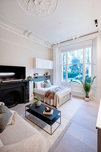 Studio To Rent In Kensington Gardens Square, London, W2