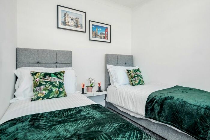 2 Bedroom Flat To Rent In The Crescent, Harlington, Hayes, UB3