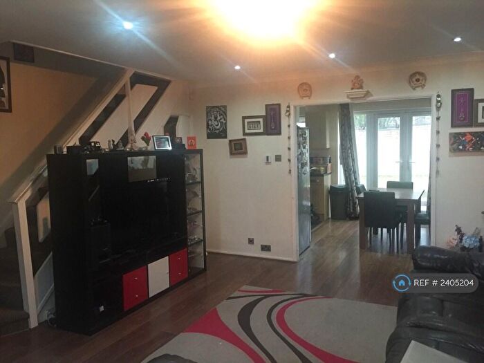 3 Bedroom End Of Terrace House To Rent In Turnpike Link, Croydon, CR0