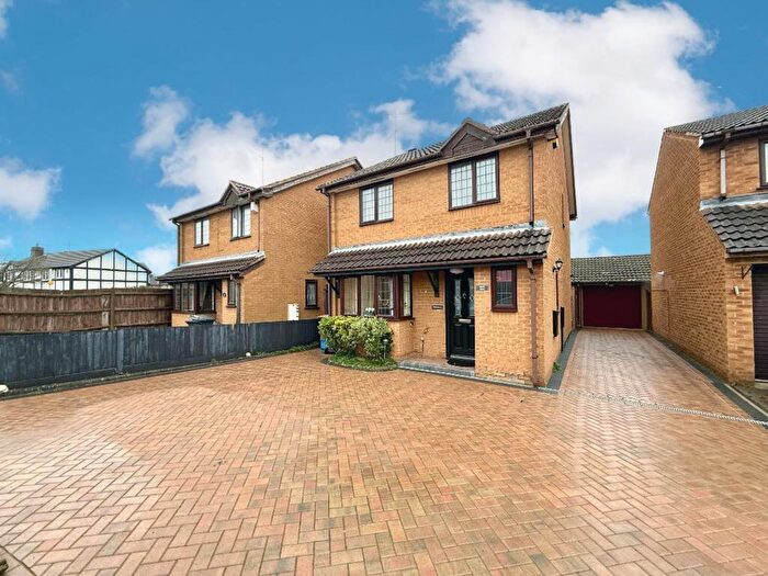 4 Bedroom Detached House For Sale In Mees Close, Luton, LU3