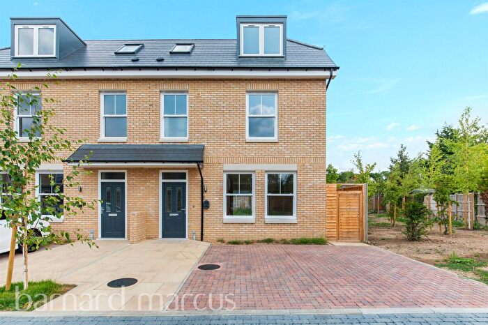 4 Bedroom Semi Detached House For Sale In Greenway Drive, Croydon, CR0