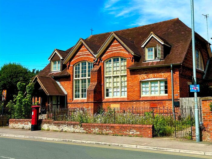 4 Bedroom Town House To Rent In Easthampstead Road, Wokingham, Berkshire, RG40