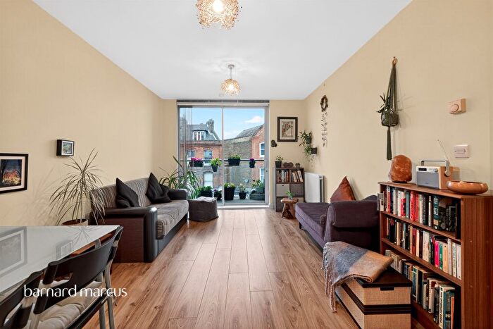 2 Bedroom Flat For Sale In Rye Lane, London, SE15