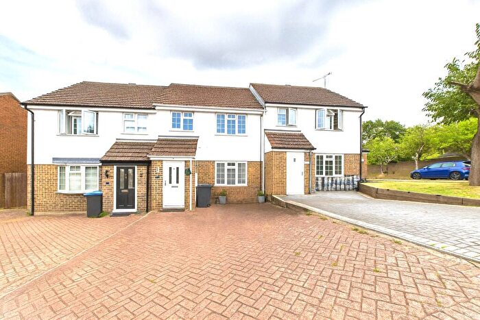 3 Bedroom Terraced House To Rent In Wordsworth Avenue, Yateley, Hampshire, GU46
