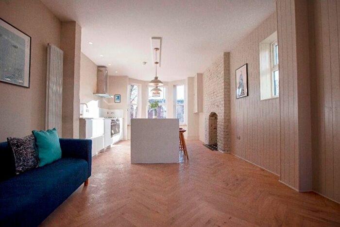 6 Bedroom Flat To Rent In Swinton Grove, Manchester, M13