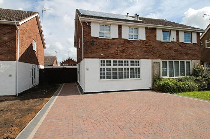 3 Bedroom Semi-Detached House To Rent In Silverdale Grove, Rushden, NN10