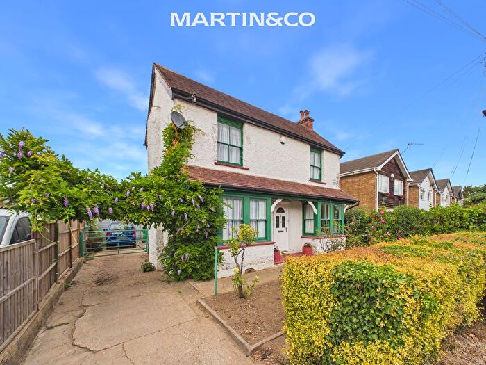3 Bedroom Detached House For Sale In Westfield Road, Slough, SL2