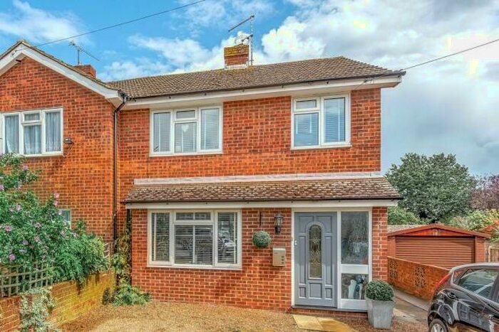 4 Bedroom Semi-Detached House To Rent In St. Andrews Close, Maidstone, ME16