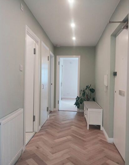 2 Bedroom Flat To Rent In Huntingdon Place, Edinburgh, EH7