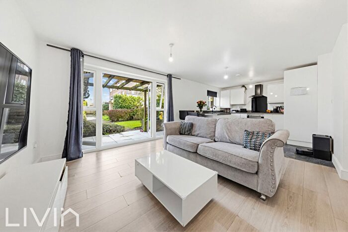 2 Bedroom Flat For Sale In Bardsley Close, Croydon, Greater London, CR0