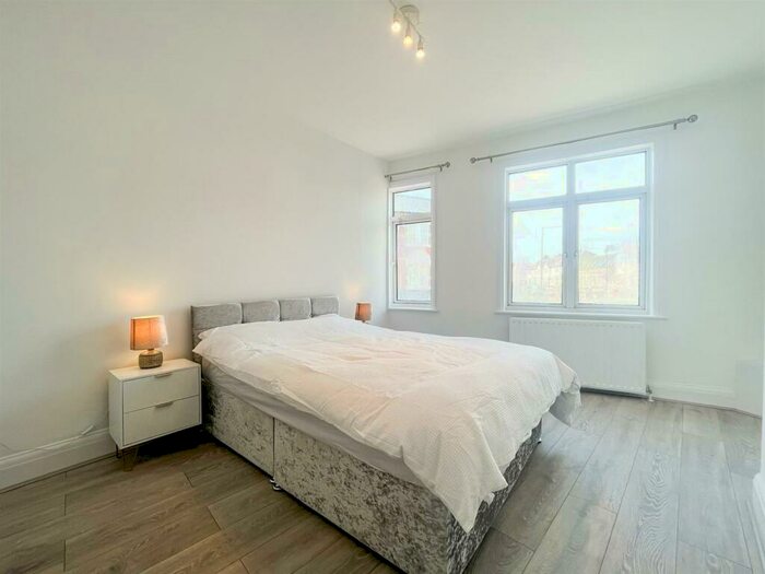 3 Bedroom Apartment To Rent In Ballards Lane, Finchley, N3