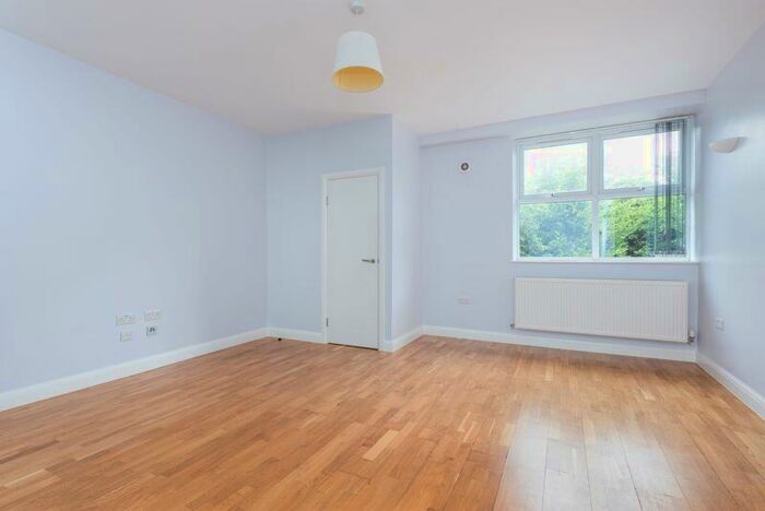 1 Bedroom Apartment To Rent In Molesey Road, Hersham, KT12