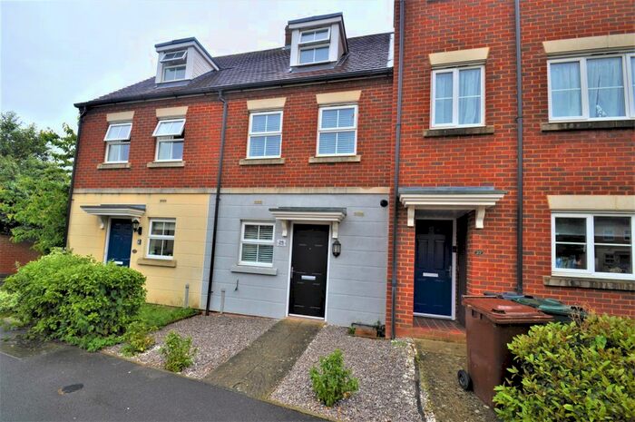 3 Bedroom Town House To Rent In Lancaster Way, Ashford, TN23