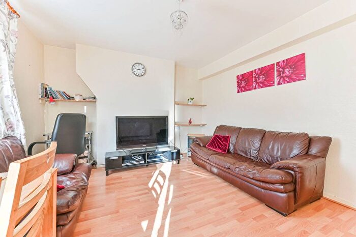 2 Bedroom Flat For Sale In Kingswood Estate, West Dulwich, London, SE21