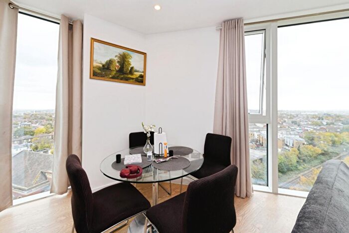 2 Bedroom Flat For Sale In Newgate, Croydon, CR0