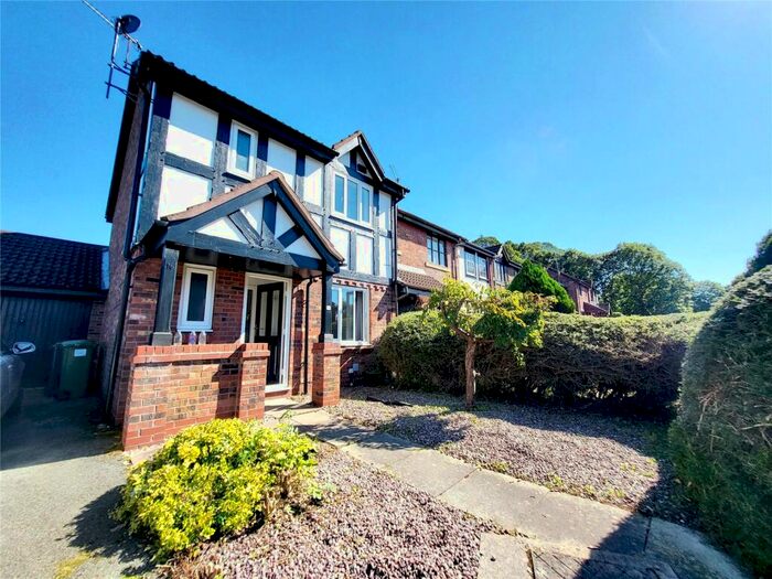 3 Bedroom End Of Terrace House To Rent In Little Aston Close, Macclesfield, Cheshire, SK10