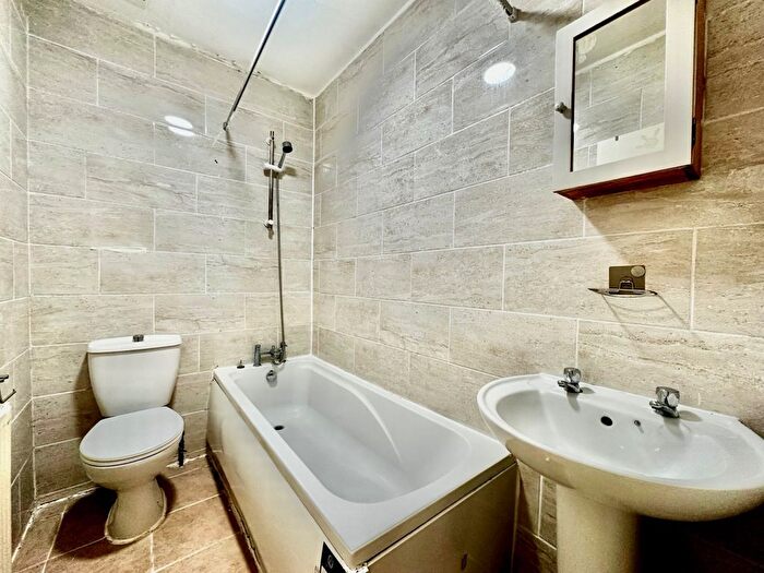 2 Bedroom Flat To Rent In South Lambeth Road, SW8